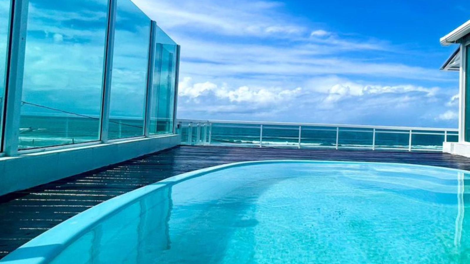 Casa Com Piscina A Beira Mar. *